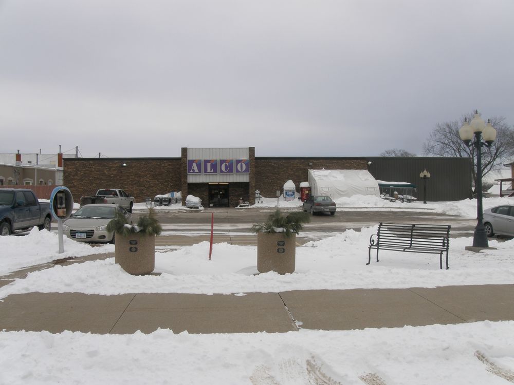 Leon Retail Center: 108 NE 3rd St, Leon, IA 50144
